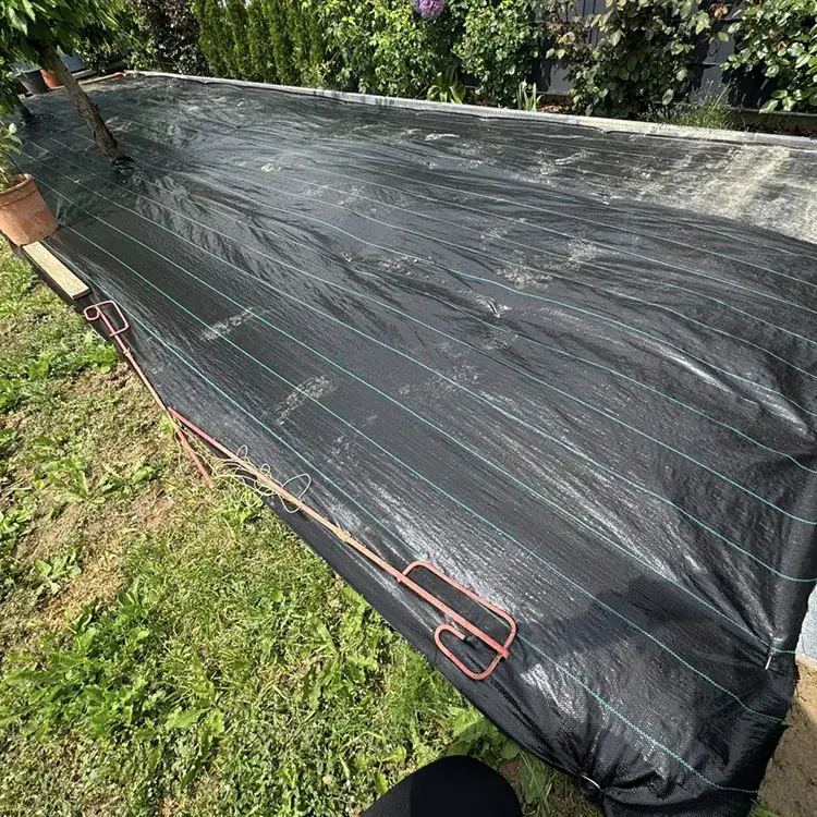 生分解性防草生地はどのようにして持続可能な雑草防除を改善するのでしょうか?